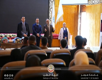 طلبة المرحلة الأولى في كلية الطب يكرمون عمادة الكلية وعدد من التدريسيين